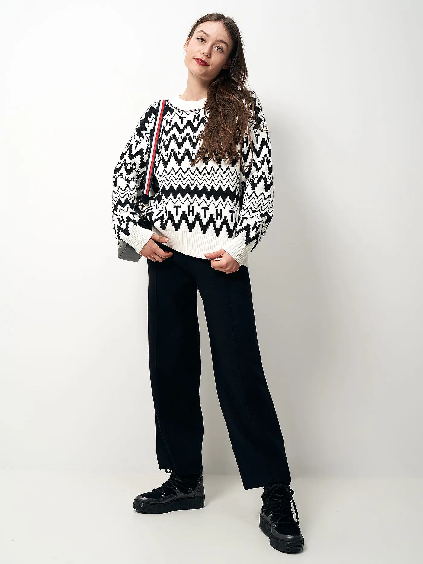 TOMMY HILFIGER | Umhängetasche Iconic | schwarz